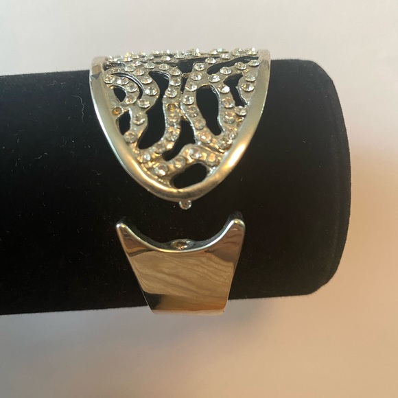 2/$20 MIX AND MARCH JEWELRY BUNDLE SILVER ROSE CUFF BRACELET - Picture 4 of 6